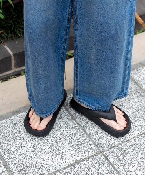 SENSE OF PLACE by URBAN RESEARCH（センスオブプレイスバイアーバンリサーチ）の「『WEB限定』トングクッションサンダル（サンダル・レディース・BLACK・24/25）」の5枚目の写真
