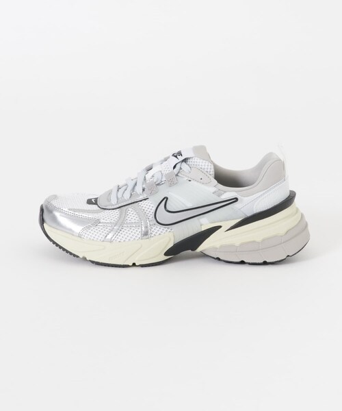 URBAN RESEARCH(アーバンリサーチ)の「NIKE V2Kラン(スニーカー・レディース・ピュア メタリック/ホワイト/シルバー/SAIL/ST GR/PRTCL BG・23.5/24/24.5/23/25)」の10枚目の写真