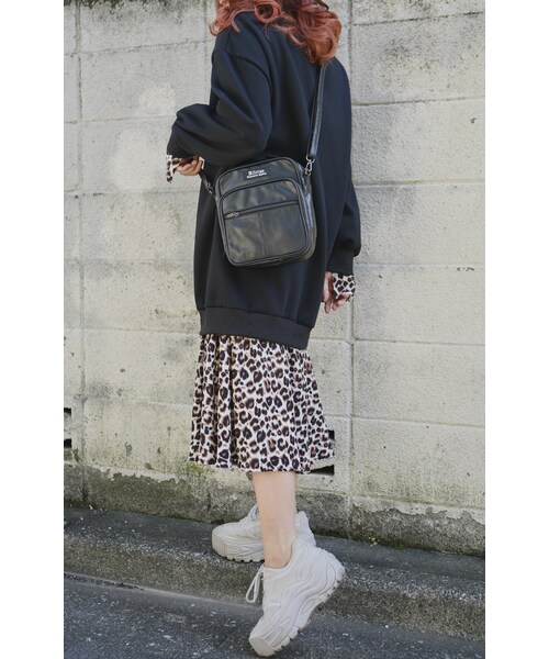 A.D.G（エーディージー）の「“ADG" 3POCKET LEATHER SHOULDER BODY BAG（ボディバッグ/ウエストポーチ・レディース・ブラック・FREE）」の4枚目の写真