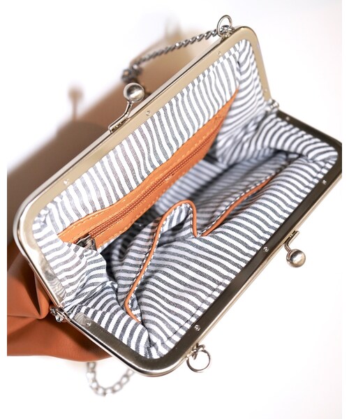 A.D.G（エーディージー）の「Silver Chain Purse Frame Shoulder Bag（camel）（ショルダーバッグ