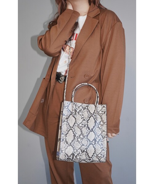 A.D.G（エーディージー）の「2way Square Shoulder Bag (python)（ショルダーバッグ・レディース・ベージュ・FREE）」の3枚目の写真