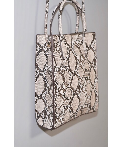A.D.G（エーディージー）の「2way Square Shoulder Bag (python)（ショルダーバッグ・レディース・ベージュ・FREE）」の5枚目の写真