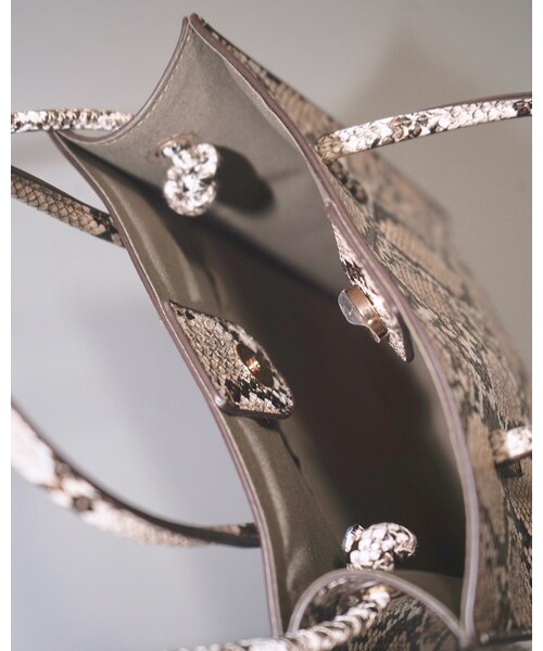 A.D.G（エーディージー）の「2way Square Shoulder Bag (python)（ショルダーバッグ・レディース・ベージュ・FREE）」の7枚目の写真