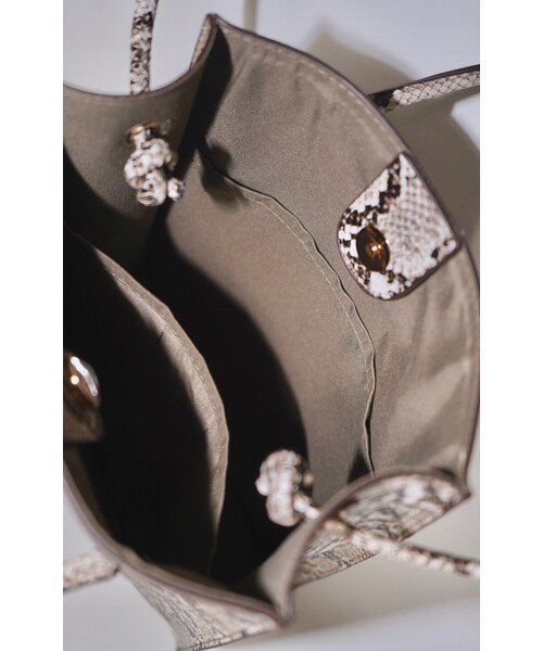 A.D.G（エーディージー）の「2way Square Shoulder Bag (python)（ショルダーバッグ・レディース・ベージュ・FREE）」の8枚目の写真