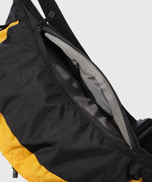 ADAM ET ROPE'(アダムエロペ)の「【THE NORTH FACE/ザ・ノース・フェイス】Sweep(ボディバッグ/ウエストポーチ・メンズ・ブラック/パープル/イエロー・F)」の15枚目の写真