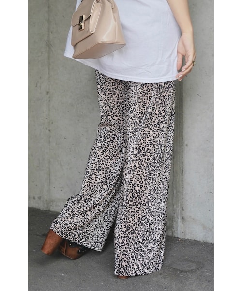 A.D.G（エーディージー）の「Leopard Shiny Pleats Wide Pants (beige)（その他パンツ・レディース・ベージュ・FREE）」の2枚目の写真