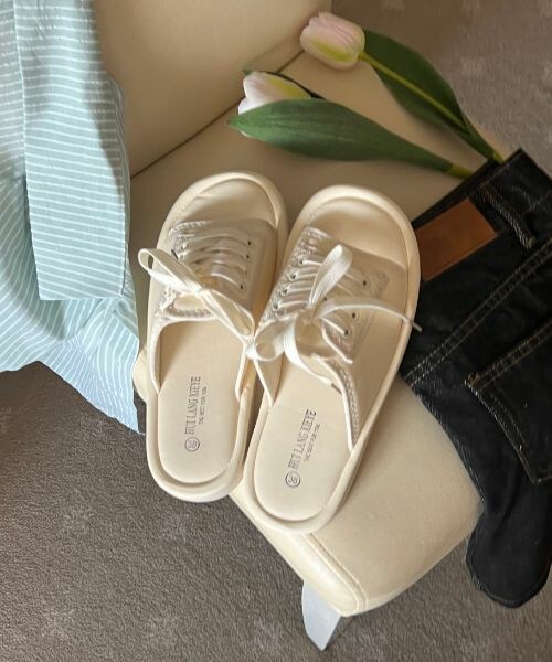 DHOLIC(ディーホリック)の「レースアップスリッパサンダル(サンダル・レディース・ホワイト・240)」の1枚目の写真