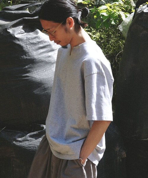 shiun（シウン）の「SHORT SLEEVE KEY NECK TEE（Tシャツ/カットソー・メンズ・ブルー/グレー・XS/S/M）」の4枚目の写真