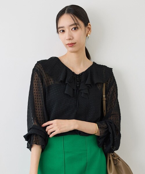 ROPE'(ロペ)の「【J'aDoRe・ルミネ別注】ラッフルフリルVネックブラウス(無地/プリント柄)(シャツ/ブラウス・レディース・ブラック/オフホワイト/ネイビー・F)」の14枚目の写真