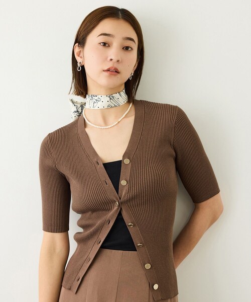 ROPE'(ロペ)の「チョーカー付きVネックリブカーディガン/イージーケア(ニット/セーター・レディース・ブラック/ブラウン系/ベージュ系/グリーン・F)」の2枚目の写真