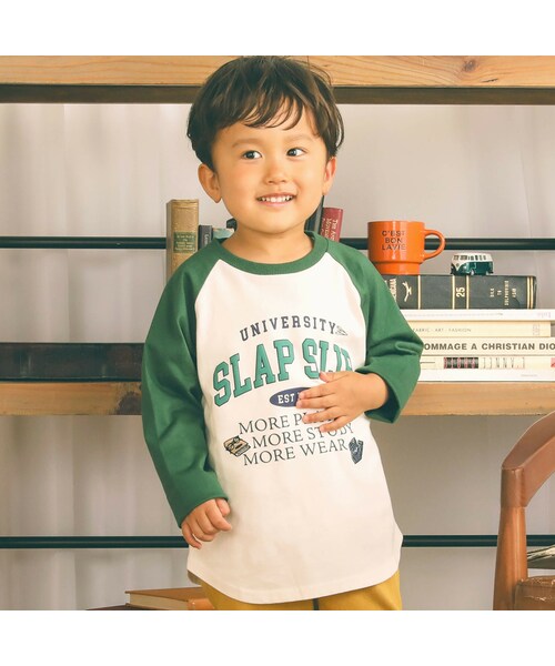 SLAP SLIP(スラップスリップ)の「フロッキープリントカレッジロゴラグラン長袖Tシャツ(80~130cm)(Tシャツ/カットソー・キッズ・グリーン/レッド・110)」の1枚目の写真