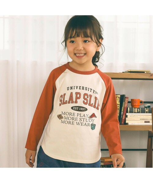 SLAP SLIP(スラップスリップ)の「フロッキープリントカレッジロゴラグラン長袖Tシャツ(80~130cm)(Tシャツ/カットソー・キッズ・グリーン/レッド・110)」の2枚目の写真