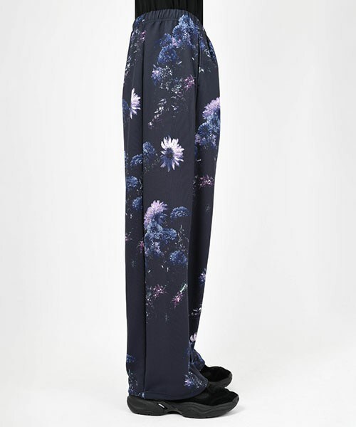 LAD MUSICIAN（ラッドミュージシャン）の「ESTER JERSEY INKJET CARNATION  2TUCK TRACK PANTS（その他パンツ・レディース・パープル・46）」の2枚目の写真