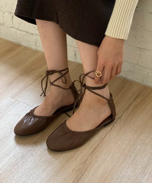DHOLIC(ディーホリック)の「レースアップフラットシューズ(バレエシューズ・レディース・ブラウン・240)」の1枚目の写真