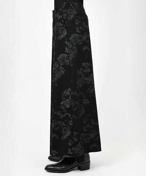 LAD MUSICIAN(ラッドミュージシャン)の「WOOL GABARDINE NEW ROSE MIX 2TUCK WIDE FLARE SLACKS(スラックス・レディース・ブラック・44)」の2枚目の写真