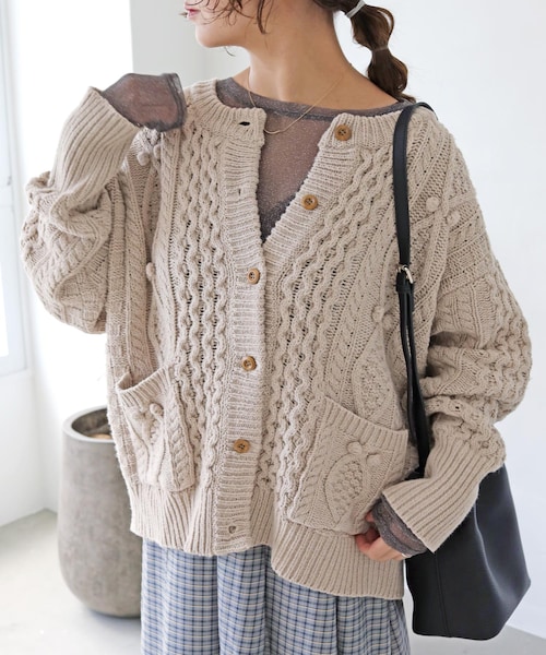 Crisp（クリスプ）の「ポンポンニットカーディガン[c1k3349]（カーディガン/ボレロ・レディース・ベージュ/ブルー/オリーブ・FREE）」の2枚目の写真