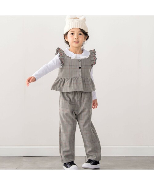 SLAP SLIP(スラップスリップ)の「【お揃い】デニムチェック柄肩フリルチュニック+パンツ2点セット(80~130cm)(その他トップス・キッズ・ブルー/ブラック・110)」の2枚目の写真
