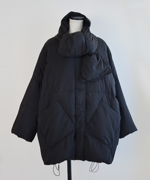 Marient（マリエント）の「ノーカラーフェイクダウンジャケット　マフラー付き（ダウンジャケット/コート・レディース・ベージュ/ブラック・FREE）」の2枚目の写真