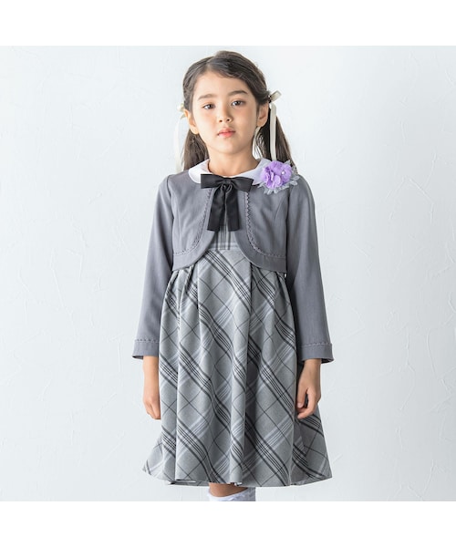 BeBe（ベベ）の「リボンタイ付きチェックワンピース+ボレロアンサンブル(110~130cm)（ワンピース・キッズ・ブルー/グレー・110）」の2枚目の写真