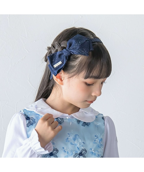 BeBe（ベベ）の「ラメリボンカチューシャ（カチューシャ・キッズ・ベージュ/ブルー・Free）」の2枚目の写真