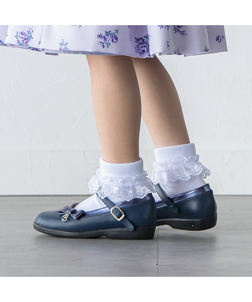 BeBe（ベベ）の「リボンストラップシューズ(17~21cm)（バレエシューズ・キッズ・シルバー/ベージュ/ブルー・18ｃｍ）」の3枚目の写真