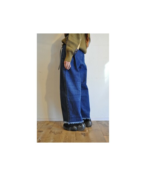 --(--)の「ベルトデニムパンツ(デニムパンツ・レディース・ブルー・M.L)」の1枚目の写真