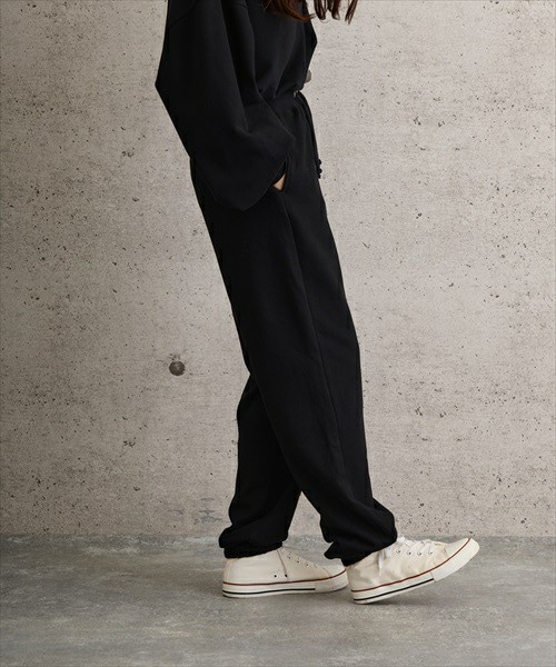 L.H.P(エルエイチピー)の「リラックス裏毛スウェットパンツ(スウェットパンツ・レディース・グレー/ブラック/ブラウン・S/M/L)」の2枚目の写真