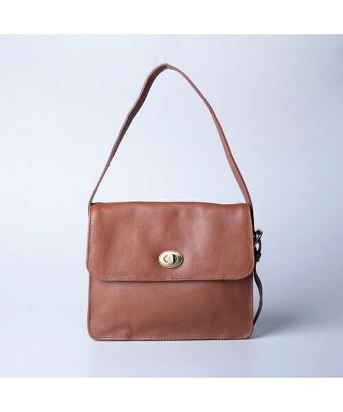 Hallelujah(ハレルヤ)の「Aprila スクエア ショルダーバッグ ベジタブルタンニンレザー Mollis(ショルダーバッグ・レディース・Camel/Black/Pink beige/Green・幅22.0cm / 高さ18.5cm / 厚み5.0cm / ハンドルの長さ(※調整可能)18.0~24.0cm)」の3枚目の写真
