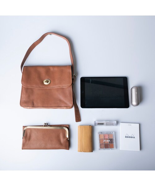 Hallelujah(ハレルヤ)の「Aprila スクエア ショルダーバッグ ベジタブルタンニンレザー Mollis(ショルダーバッグ・レディース・Camel/Black/Pink beige/Green・幅22.0cm / 高さ18.5cm / 厚み5.0cm / ハンドルの長さ(※調整可能)18.0~24.0cm)」の2枚目の写真