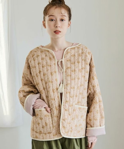 Crisp（クリスプ）の「エスニックキルティングジャケット[c8R3401]（ノーカラージャケット・レディース・グレー/ピンク・FREE）」の2枚目の写真