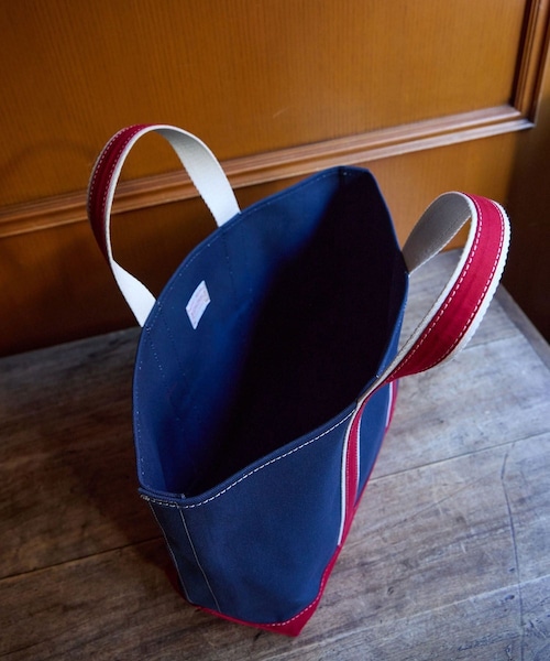 ADAM ET ROPE'（アダムエロペ）の「【BONCOURA/ボンクラ】キャンパストート（トートバッグ・メンズ・ネイビー/レッド・F）」の10枚目の写真