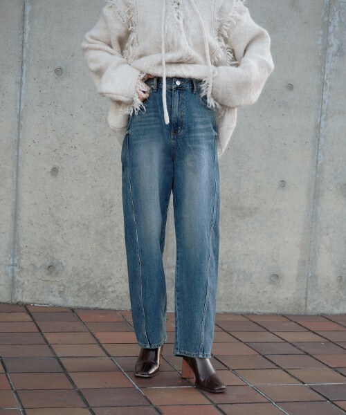 LAULEN(ローレン)の「slanting stitch tapered denim(デニムパンツ・レディース・ブルー・S/M)」の1枚目の写真