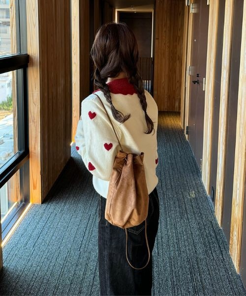 DHOLIC(ディーホリック)の「スエード調巾着バッグパック・t288488(バックパック/リュック・レディース・ブラウン・FREE)」の1枚目の写真