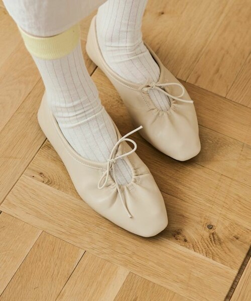 Crisp（クリスプ）の「リボンギャザーフラットシューズ[c3R3407]（パンプス・レディース・ベージュ/ブラック/アイボリー・36/37/38/39）」の2枚目の写真
