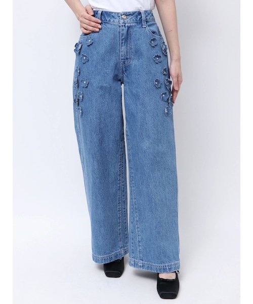 CALNAMUR（カルナムール）の「3D FLOWER STRAIGHT DENIM PT/3Dフラワーストレートデニムパンツ（その他パンツ・レディース・ホワイト/アイスブルー/インディゴ・S/M）」の6枚目の写真