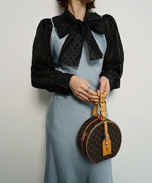 DHOLIC(ディーホリック)の「リボンネックドットパフブラウス(シャツ/ブラウス・レディース・ブラック/アイボリー・FREE)」の2枚目の写真