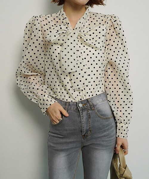 DHOLIC(ディーホリック)の「リボンネックドットパフブラウス(シャツ/ブラウス・レディース・ブラック/アイボリー・FREE)」の1枚目の写真