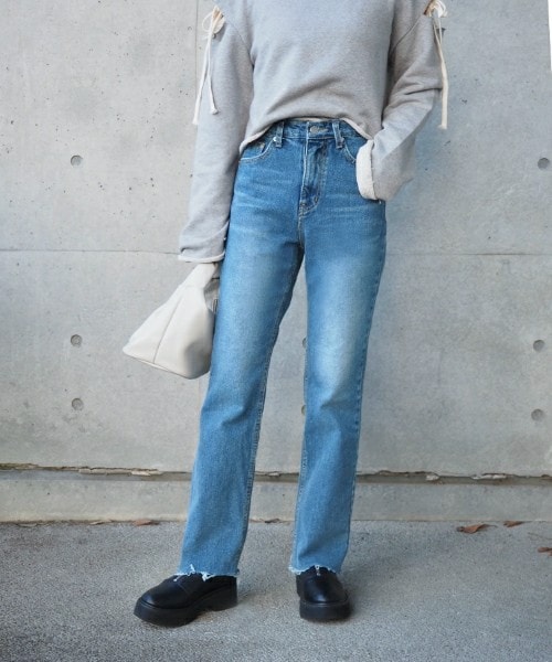 LAULEN(ローレン)の「slim tapered denim(デニムパンツ・レディース・ブルー・S/M)」の1枚目の写真