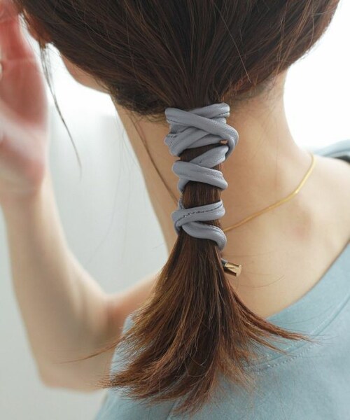 Crisp（クリスプ）の「フェイクレザーワイヤーポニー[c3R3412]（その他ヘアアクセサリー・レディース・ベージュ/グレー/アイボリー・FREE）」の3枚目の写真