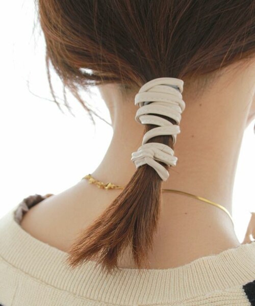 Crisp（クリスプ）の「フェイクレザーワイヤーポニー[c3R3412]（その他ヘアアクセサリー・レディース・ベージュ/グレー/アイボリー・FREE）」の2枚目の写真