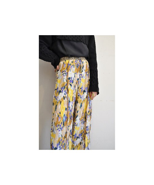 RehersalL（リハーズオール）の「プリーツフラワーパンツ（その他パンツ・レディース・パープル/イエロー・one）」の2枚目の写真