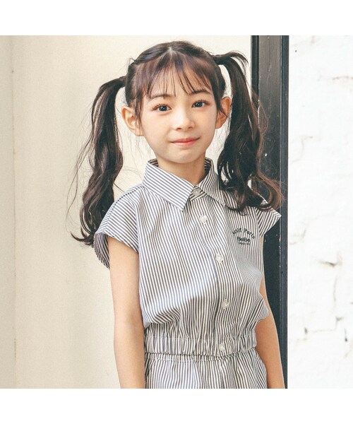 BeBe(ベベ)の「ストライプクロップドギャザーシャツ(100~160cm)(シャツ/ブラウス・キッズ・ブラック/グリーン・110)」の1枚目の写真