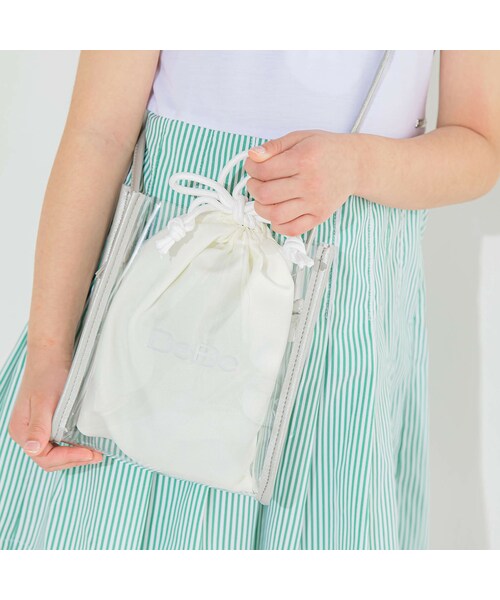BeBe（ベベ）の「ロゴクリアBAG・巾着付き（ショルダーバッグ・キッズ・ピンク/シルバー/ブルー・Free）」の3枚目の写真