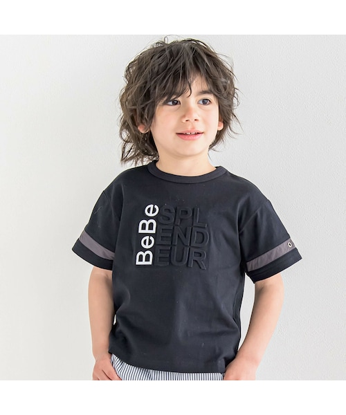 BeBe(ベベ)の「エンボス加工ロゴ天竺BIG半袖Tシャツ(90~160cm)(Tシャツ/カットソー・キッズ・ブラック/グリーン・110)」の1枚目の写真