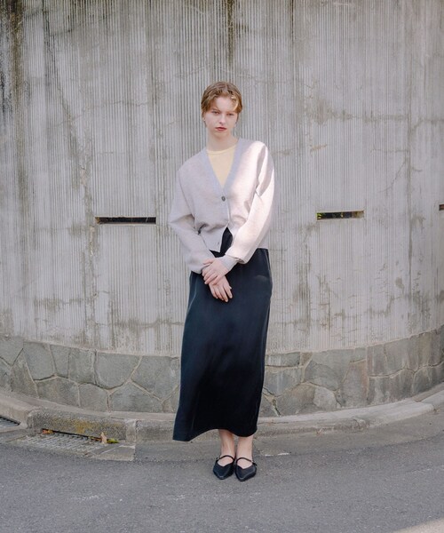 URBAN RESEARCH（アーバンリサーチ）の「『2サイズ展開』キュプラサテンストレートスカート（スカート・レディース・BEIGE/BLACK/BROWN・36/38）」の16枚目の写真