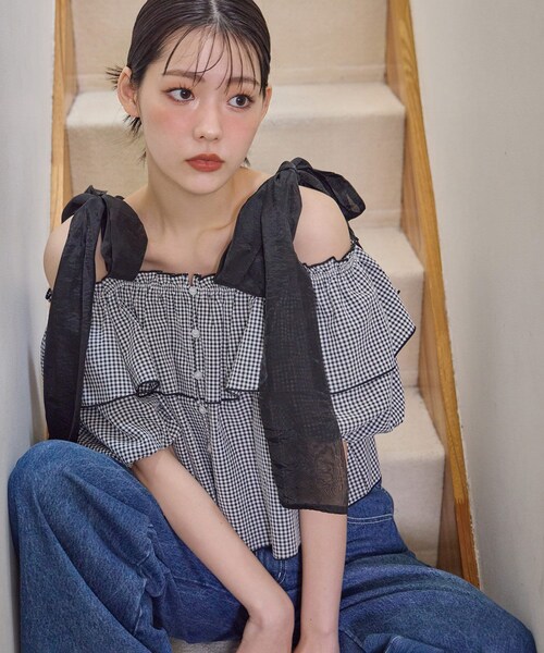 one after another NICE CLAUP（ワンアフターアナザーナイスクラップ）の「肩リボンフリルブラウス(リボン取り外し可)（トップス・レディース・オフホワイト/ピンク/ブラック系その他/チャコールグレー・FREE）」の2枚目の写真