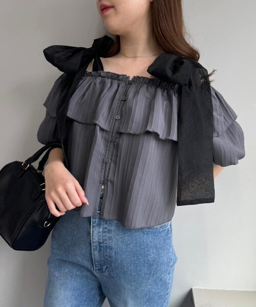 one after another NICE CLAUP（ワンアフターアナザーナイスクラップ）の「肩リボンフリルブラウス(リボン取り外し可)（トップス・レディース・オフホワイト/ピンク/ブラック系その他/チャコールグレー・FREE）」の3枚目の写真