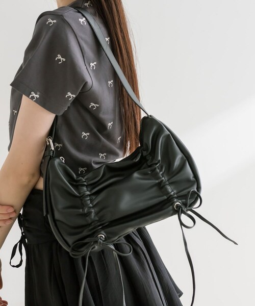 OLIVE des OLIVE（オリーブデオリーブ）の「【WEB限定カラーあり】ドロストリボンバッグ（ハンドバッグ・レディース・シルバー/ピンク/ブラック/オフホワイト・FREE）」の3枚目の写真