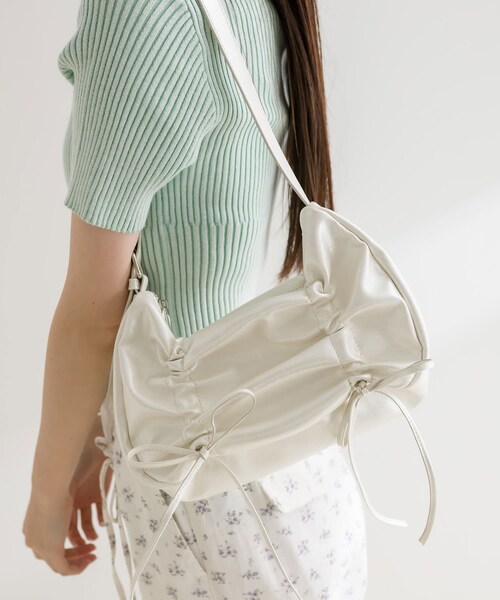 OLIVE des OLIVE（オリーブデオリーブ）の「【WEB限定カラーあり】ドロストリボンバッグ（ハンドバッグ・レディース・シルバー/ピンク/ブラック/オフホワイト・FREE）」の2枚目の写真