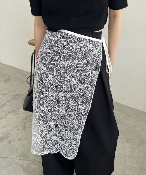 CAPRICIEUX LE'MAGE(カプリシューレマージュ)の「レースラップスカート(スカート・レディース・ホワイト/ブラック・F)」の1枚目の写真